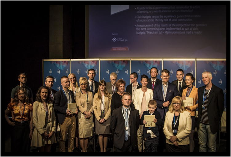 Wsp&oacute;lne zdjęcie uczestnik&oacute;w debaty z nagodzonymi