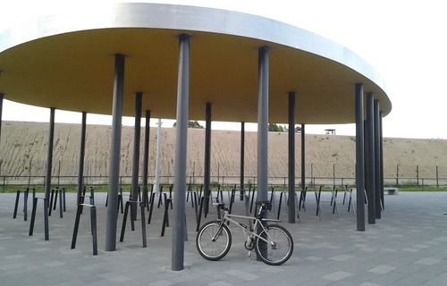 Inspiracja: parking dla rower&oacute;w przy PGE Arena w Gdańsku (źr&oacute;dło: miastowruchu.pl).