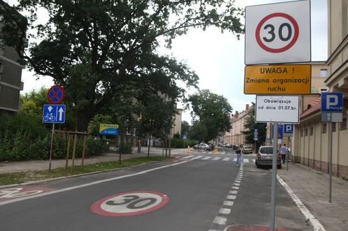 Inspiracja: strefa &bdquo;tempo 30&rdquo; w Poznaniu (źr&oacute;dło: www.fakt.pl).